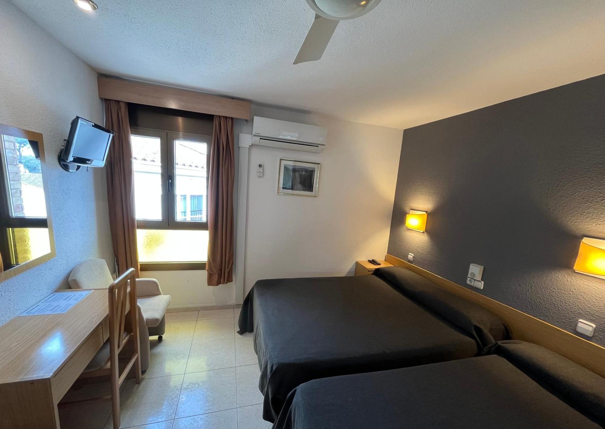 Hostal Tarres Anglés Exteriör bild