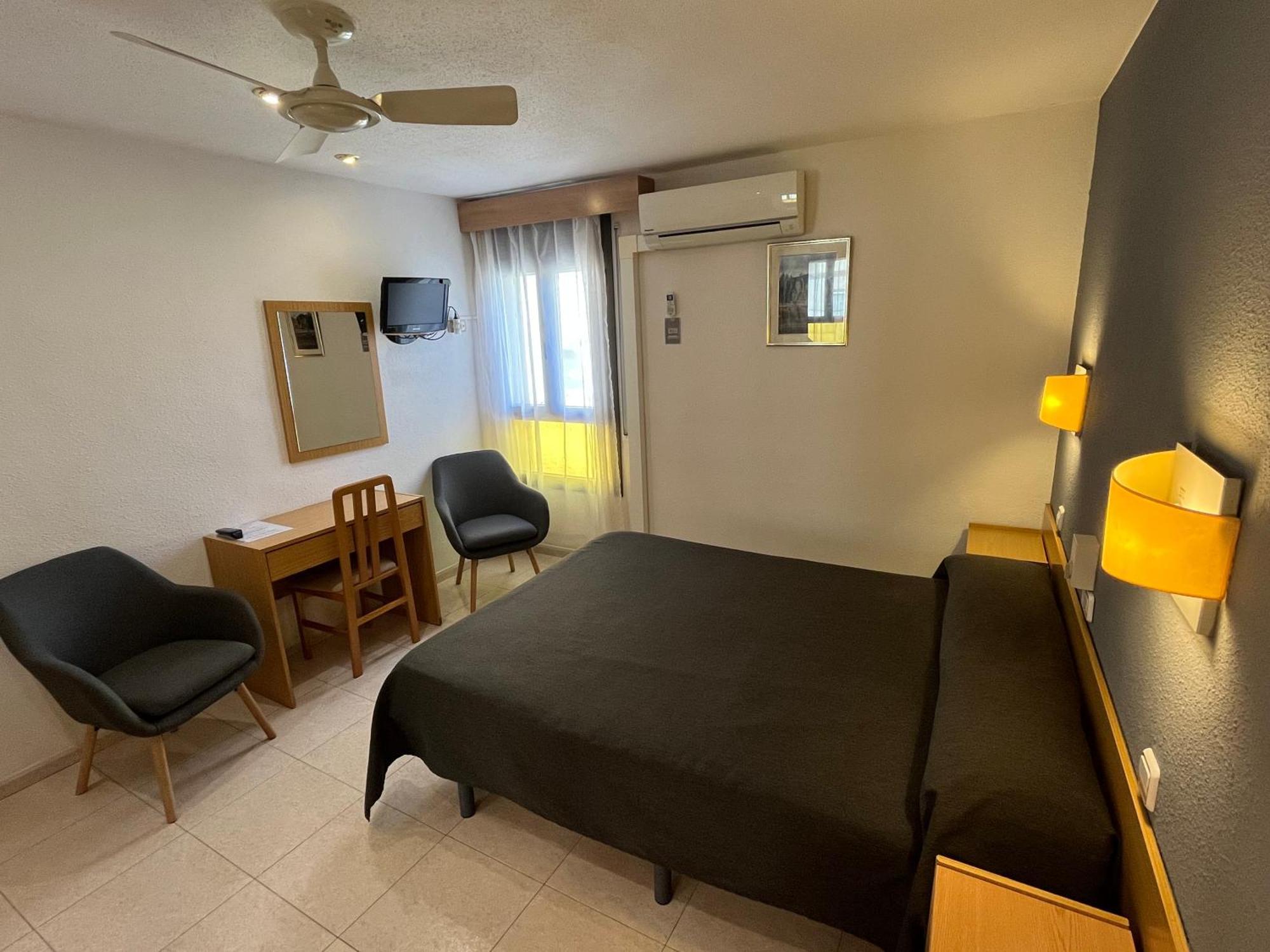 Hostal Tarres Anglés Exteriör bild