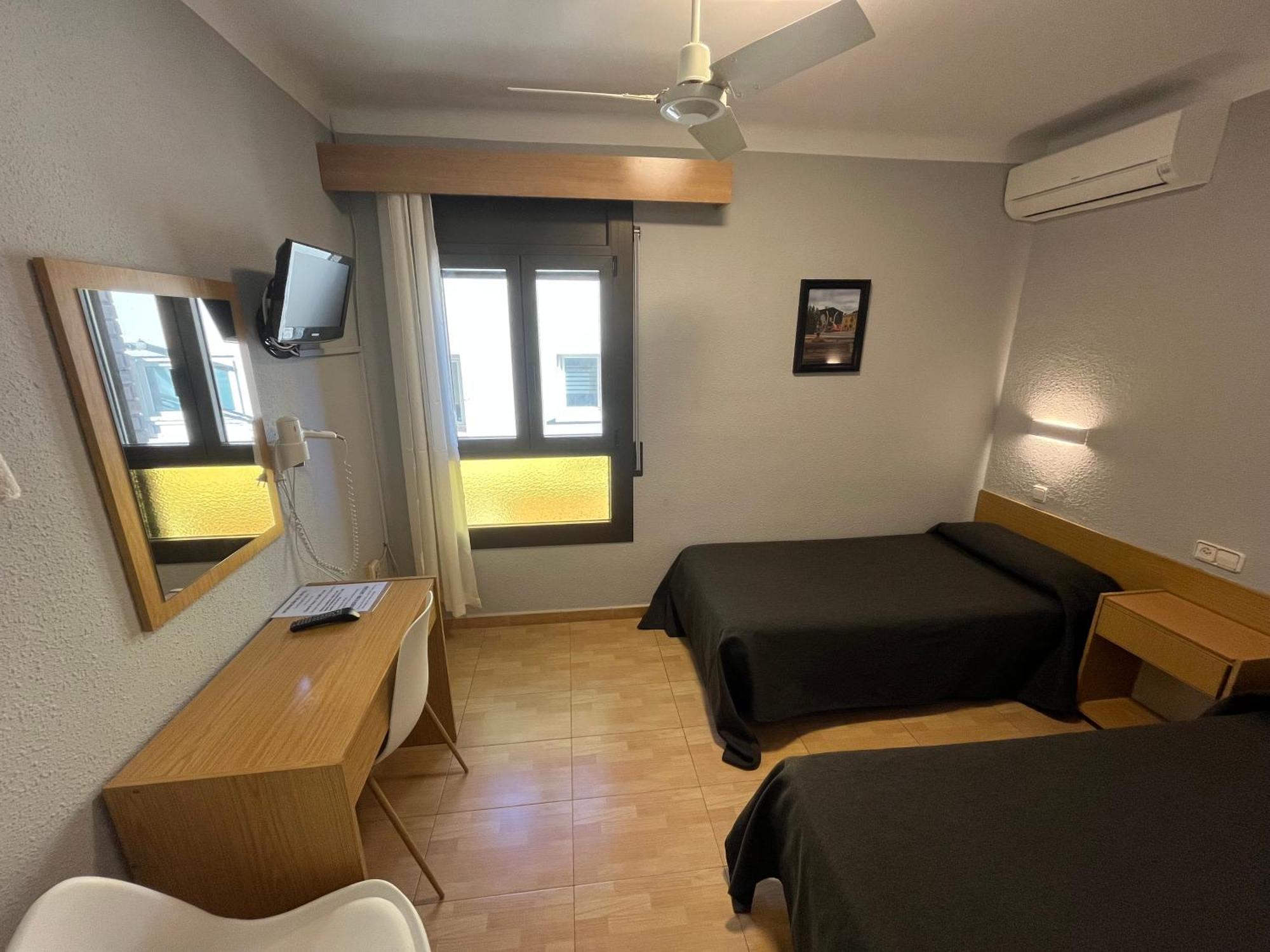 Hostal Tarres Anglés Exteriör bild