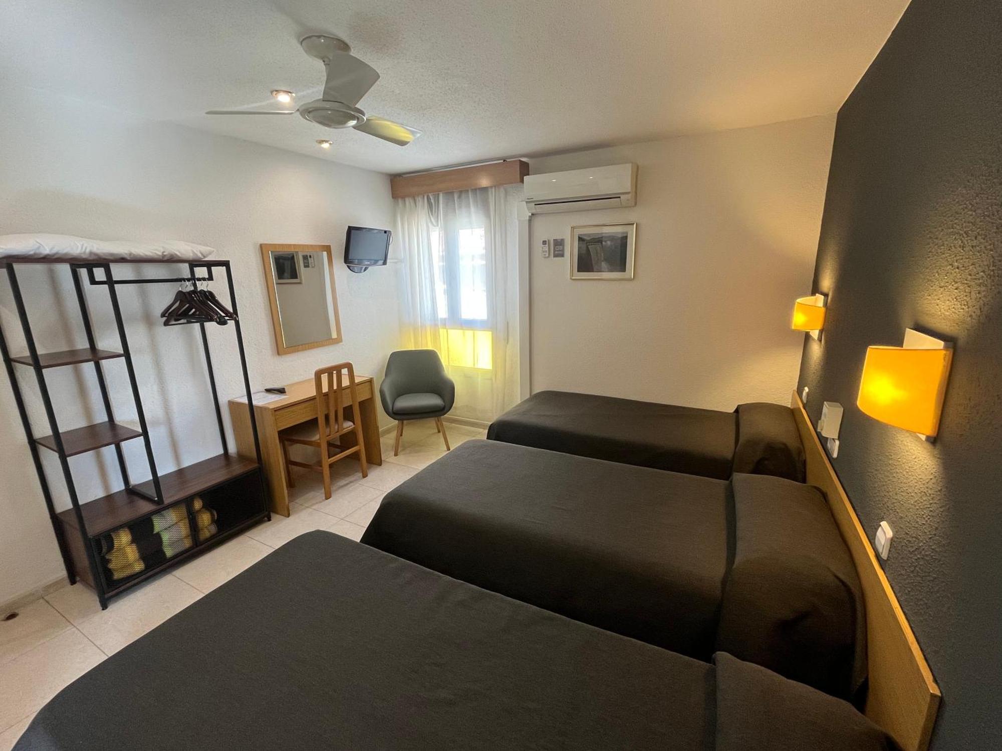 Hostal Tarres Anglés Exteriör bild