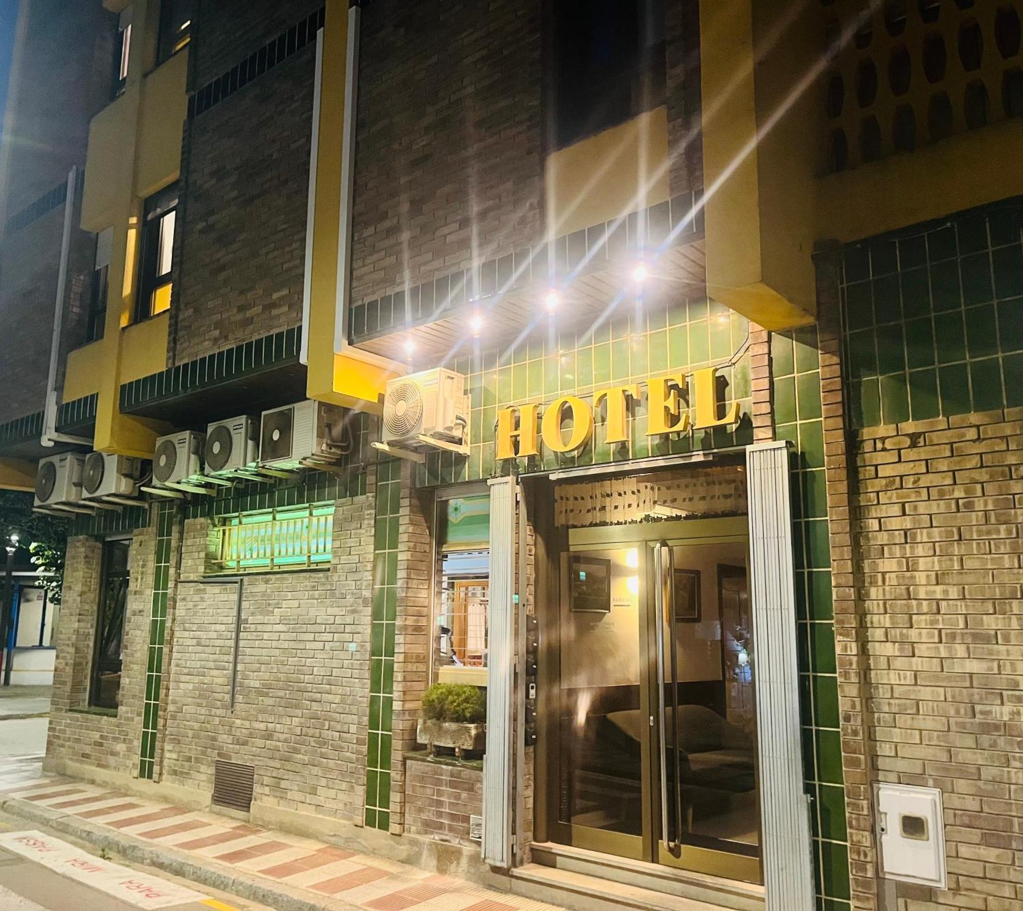 Hostal Tarres Anglés Exteriör bild